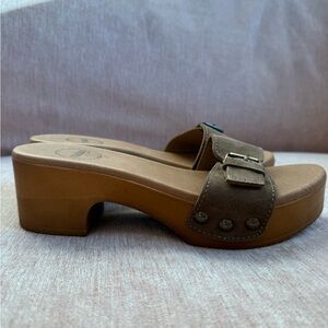 Elegant Brown Mules with Buckle Detail